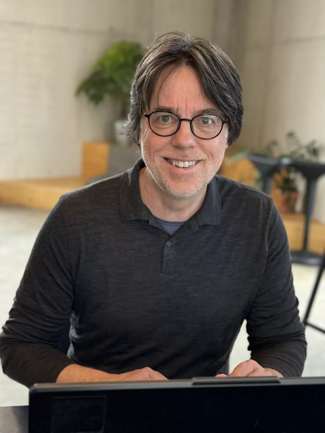 Oliver Werner, KI-Berater aus Hannover, lächelnd im Coworking-Space